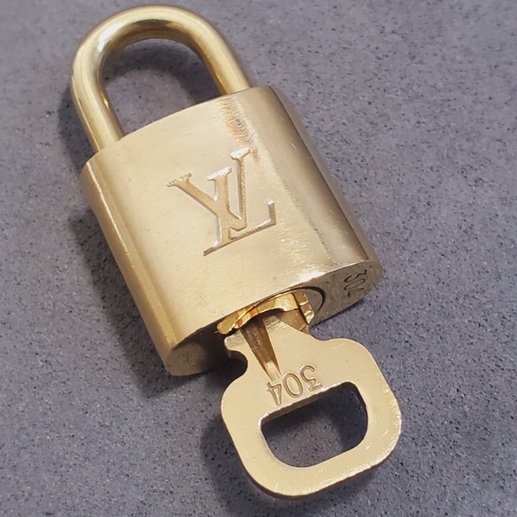 Louis Vuitton Brass Lock & Key 304 - Picture 3 of 5